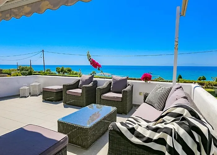 Mira Mare Beachfront * Néa Szkióni
